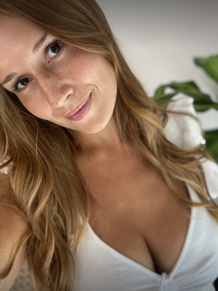 yours_anastasia – official cam model with exclusive content and live shows